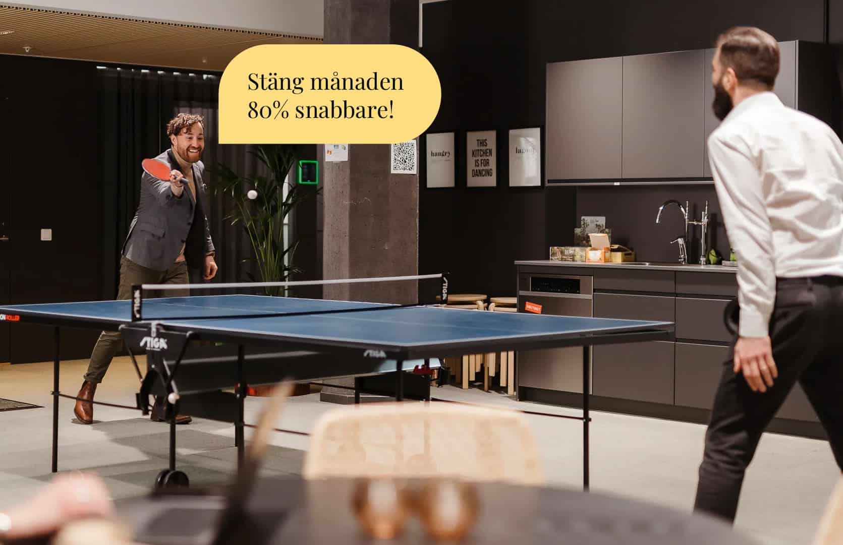 Två kollegor spelar bordtennis på kontoret, symboliserar ekonomi som är kostnadseffektivt och tidsbesparande med text som lovar 'Stäng månaden 80% snabbare' för arbetsbesparing.